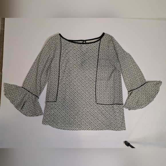 Ann Taylor Loft Top Black White Ruffled Geo Print Bell Sleeve Keyhole Back Small - Picture 5 of 10
